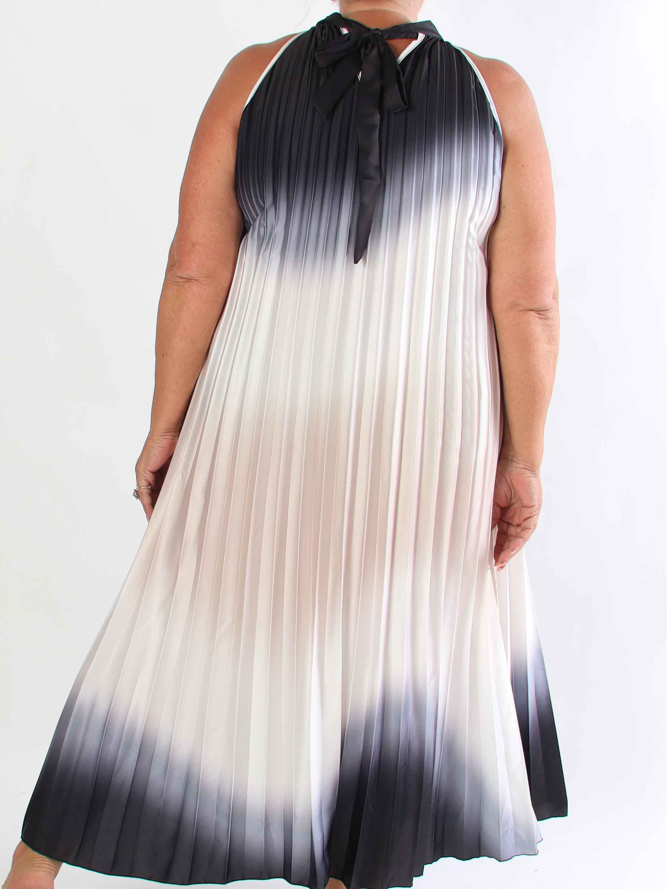 Madison Batik - Lang plus size plisseret kjole med batikmønster og en fin sløjfedetalje